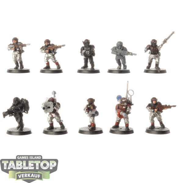 Astra Militarum - 10 x Cadian Shock Troops klassisch - teilweise bemalt