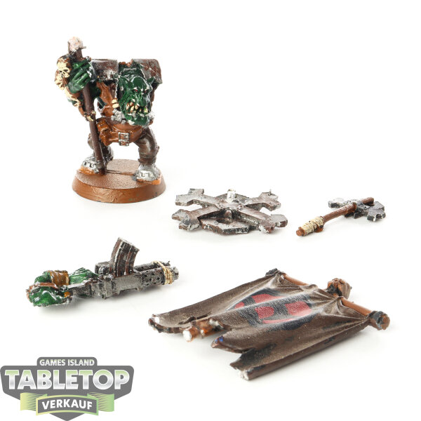 Orks - Ork Nob with Waaagh! Banner - teilweise bemalt