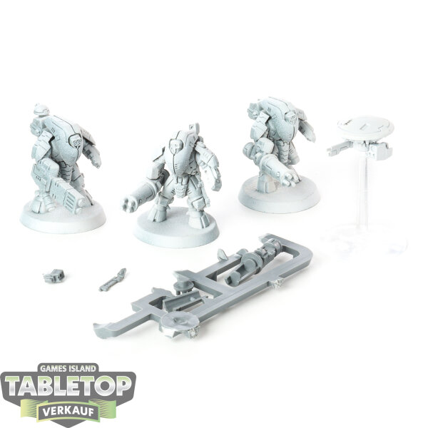 Tau Empire - 4x Stealth Battlesuits - grundiert