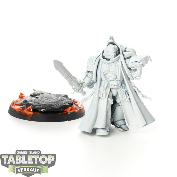 Space Marines - Primaris Librarian - grundiert