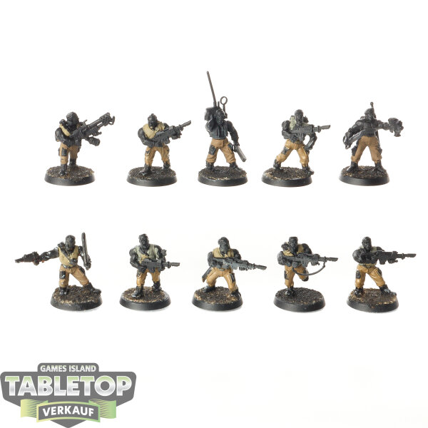 Astra Militarum - 10 Catachan Jungle Fighters - teilweise bemalt