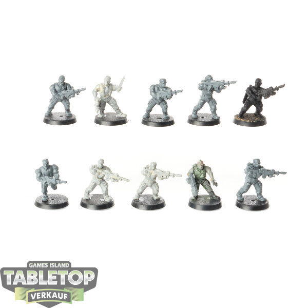 Astra Militarum - 10 Catachan Jungle Fighters - teilweise bemalt