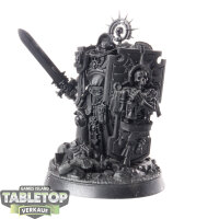 Space Marines - Captain with Relic Shield - grundiert