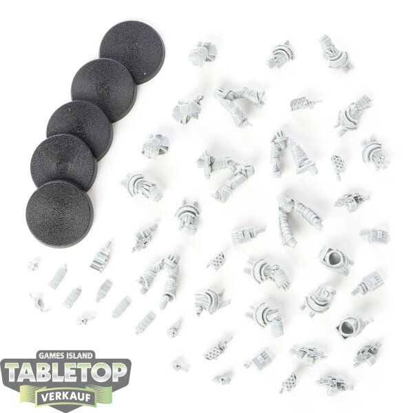 Horus Heresy - 5 x Iron Warriors – Tyrant Siege Terminators - teilweise gebaut