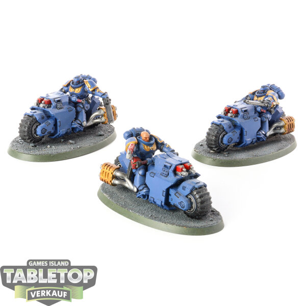 Space Marines - 3 x Outriders - bemalt