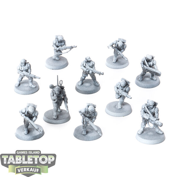 Astra Militarum - 10 x Cadian Shock Troops - teilweise bemalt