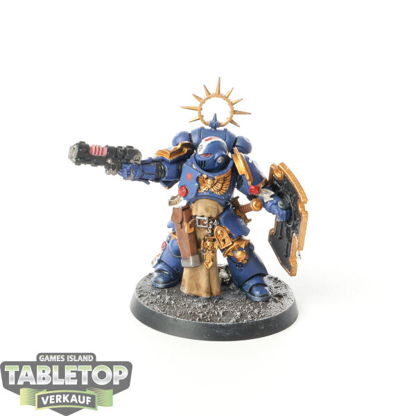 Space Marines - Lieutenant with Storm Shield - bemalt