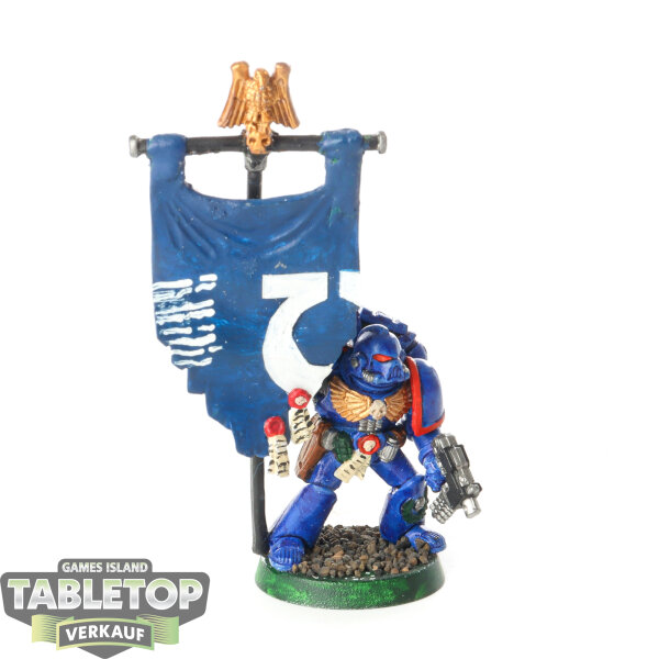 Ultramarines - Standard Bearer (Classic) - bemalt